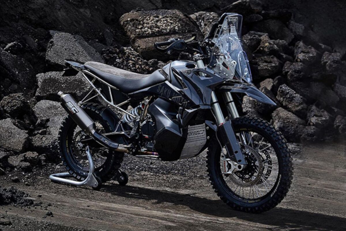 cover-Carbon-Fibre-Studded-KTM-890-Adventure-R-custom-Saku-Moto-