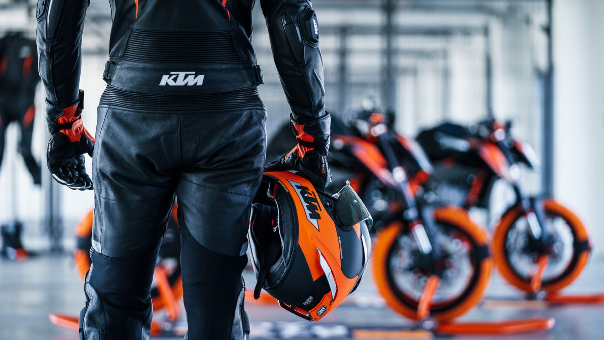 2022-KTM-890-Duke-R